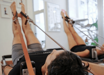 mujer haciendo estiramiento de piernas con cuerdas