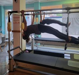 Mujer haciendo pilates en máquina